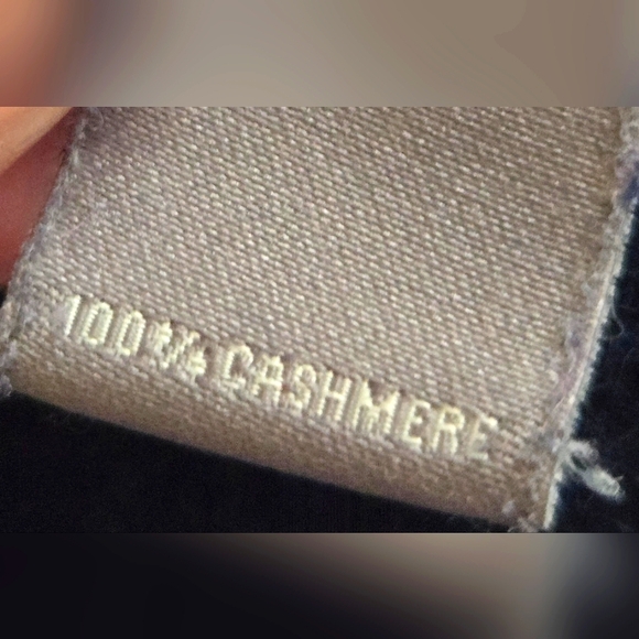 Neiman Marcus Womens Deep Blue V-Neck 100% Cashmere Sweater Size Medium - Picture 5 of 11